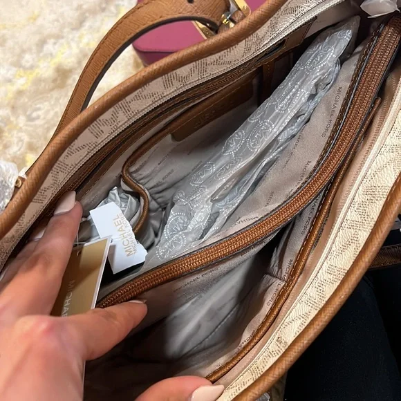 NWT BRAND NEW NEVER WORN MICHAEL KORS PURSE MK